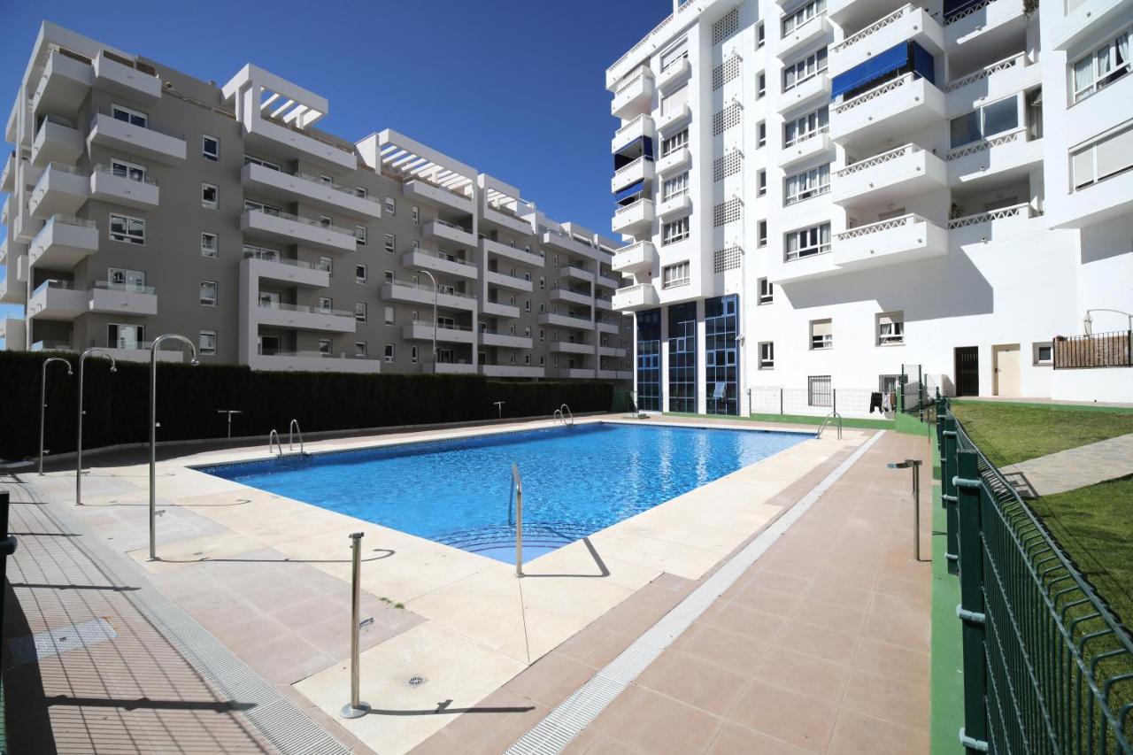 Sleeps 8 Aircon Secure Underground Parking Free Netflix Fast Internet Apartment *