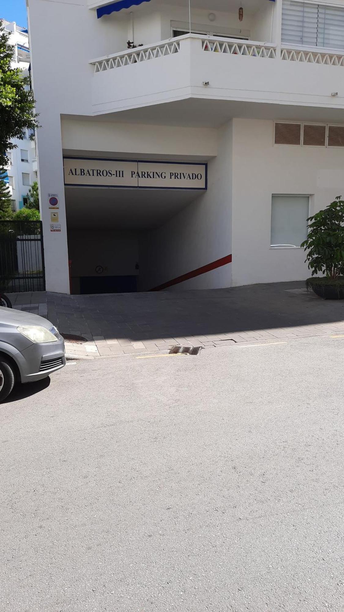 Sleeps 8 Aircon Secure Underground Parking Free Netflix Fast Internet *