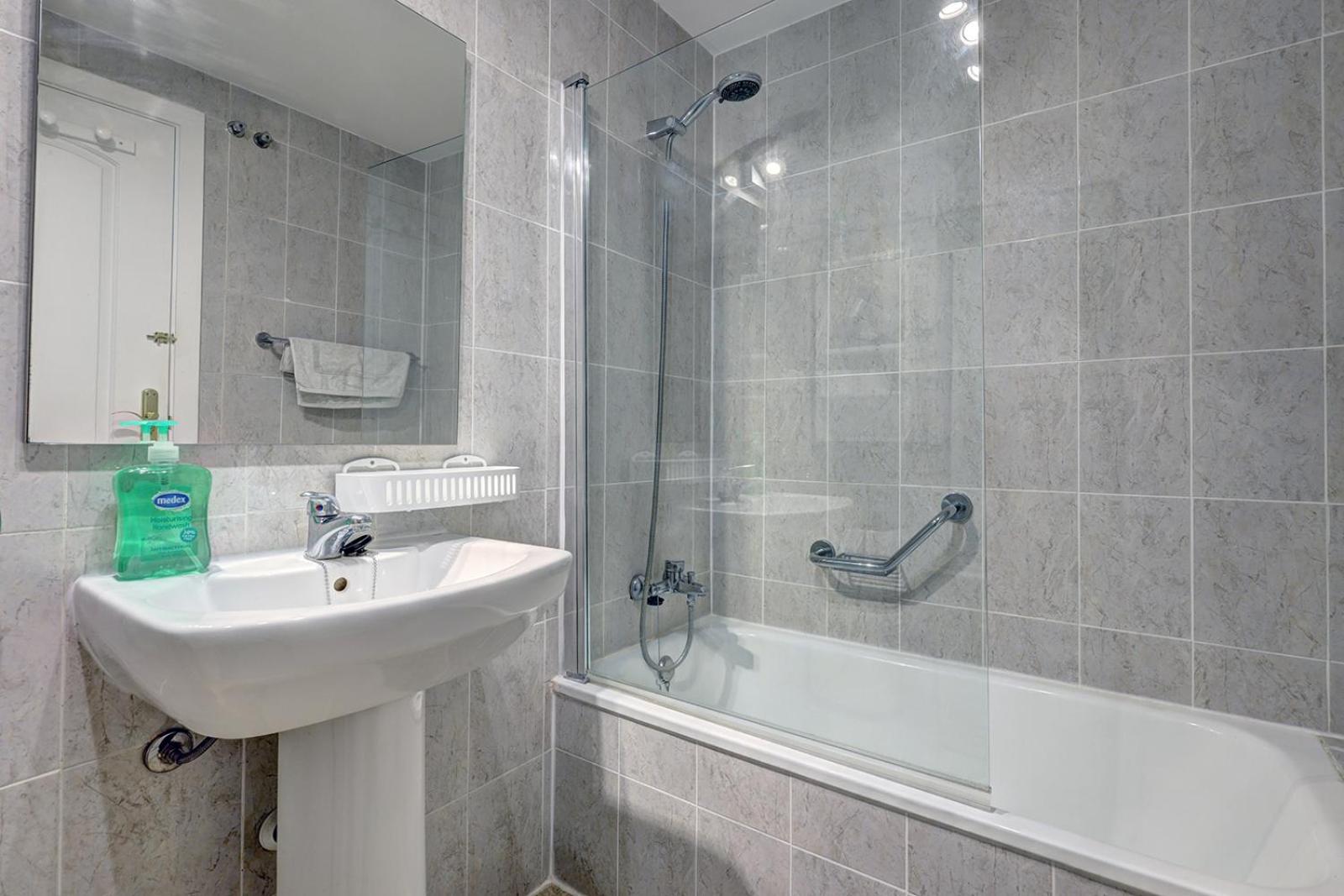 Apartment Sleeps 8 Aircon Secure Underground Parking Free Netflix Fast Internet