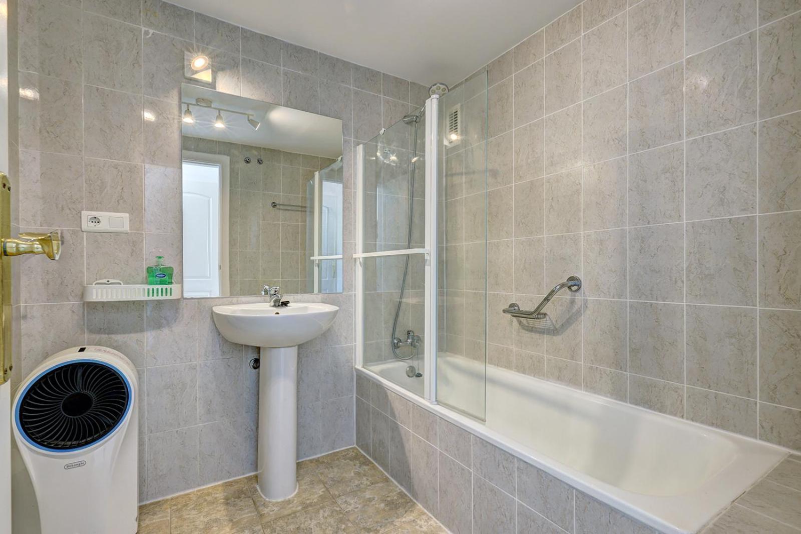 Apartment Sleeps 8 Aircon Secure Underground Parking Free Netflix Fast Internet Marbella